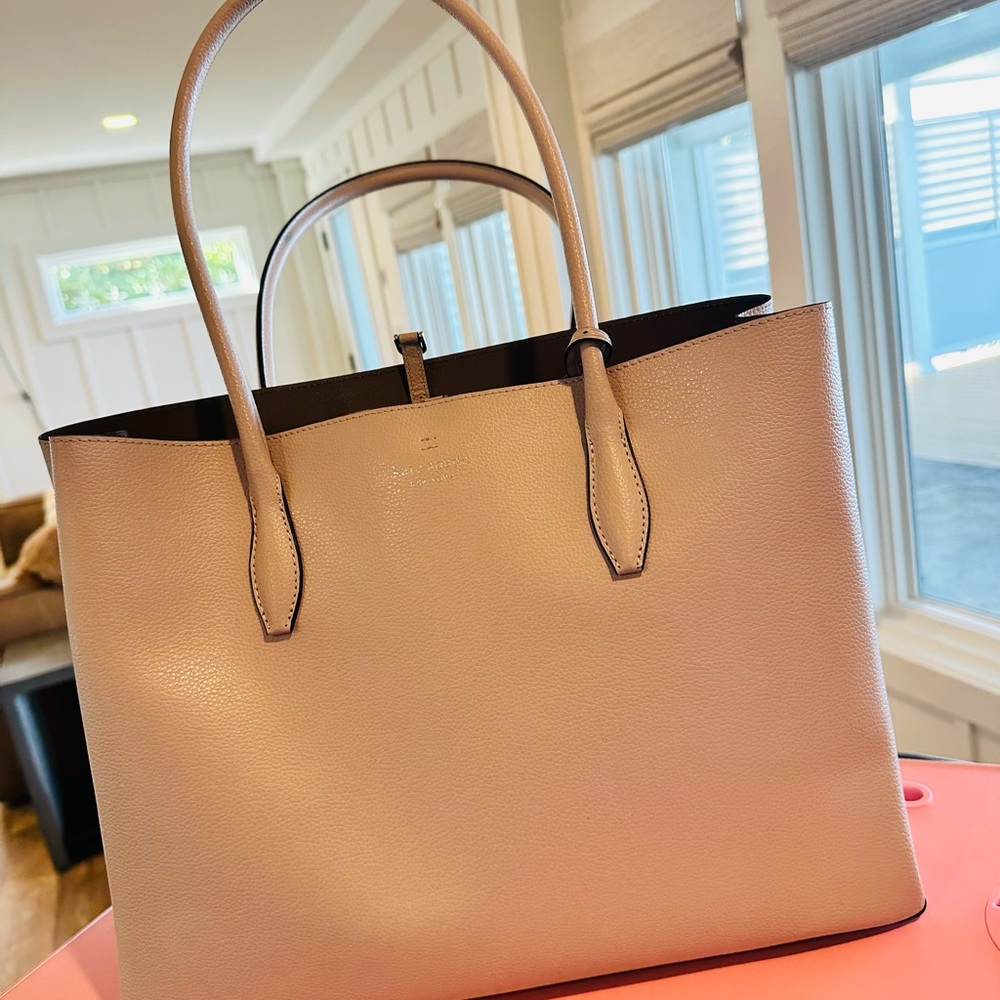 Kate Spade tote excellent condition barely used! Medium size color Grey